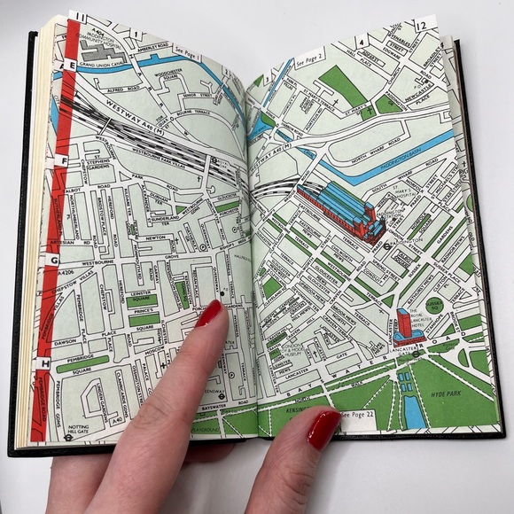 Vintage Guide to Good Living in London Francis Chichester Leather Bound Book - Picture 6 of 11